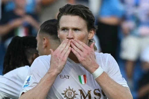 McTominay, il fuoco degli dei, di testa insacca. De Bruyne, non c’è tempo per gli altri McTominay, il fuoco degli dei, di testa insacca. De Bruyne, non c’è tempo per gli altri