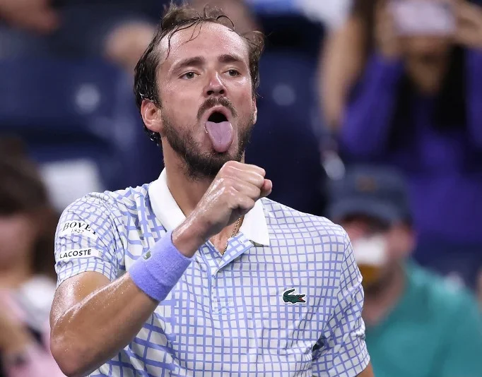 Proteste, insulti, gesti osceni e racchetta distrutta: Medvedev perde la testa allo Us Open (Video) Proteste, insulti, gesti osceni e racchetta distrutta: Medvedev perde la testa allo Us Open (Video)