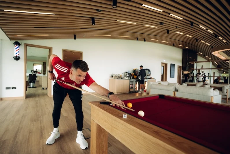 Il Manchester United inaugura il centro sportivo da 50 milioni: barbiere, simulatori di F1 e orinatoi intelligenti