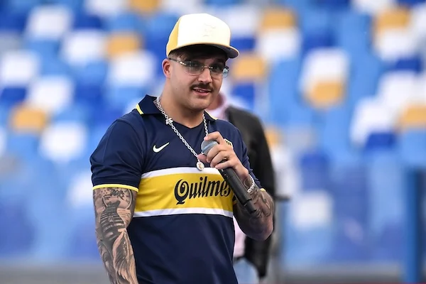 Geolier rompe l’accordo col Napoli: «Abbiamo chiesto il reintegro di Decibel Bellini, non è avvenuto» Geolier rompe l’accordo col Napoli: «Abbiamo chiesto il reintegro di Decibel Bellini, non è avvenuto»
