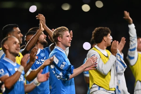 De Bruyne, l’inserimento per ora è goffo. Ma il Napoli funziona trascinato dai centrocampisti (Athletic) De Bruyne, l’inserimento per ora è goffo. Ma il Napoli funziona trascinato dai centrocampisti (Athletic)