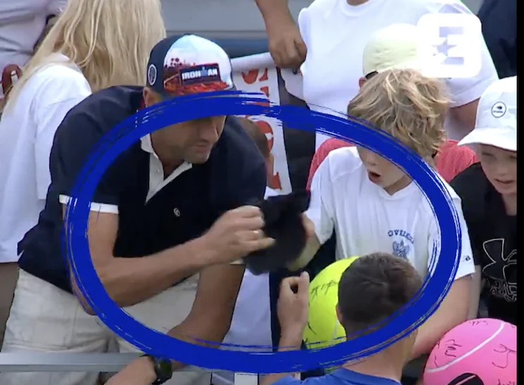 È il Ceo di un’azienda polacca l’uomo che agli Us Open ha rubato il cappellino a un bambino. È un caso mondiale