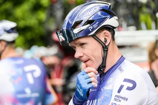 Cadendo in bici, Froome si è rotto un pezzo di cuore. Letteralmente Cadendo in bici, Froome si è rotto un pezzo di cuore. Letteralmente
