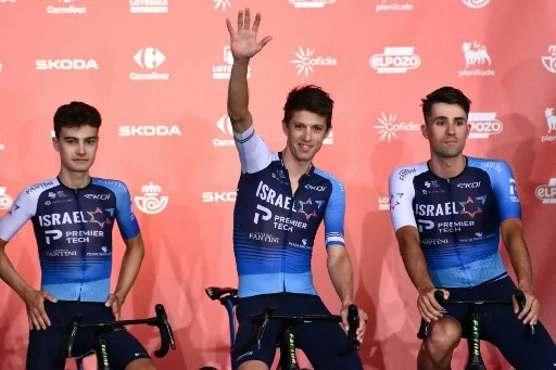 Il team Israel Premier Tech si arrende, tolta la scritta Israele dalla maglia dei ciclisti alla Vuelta