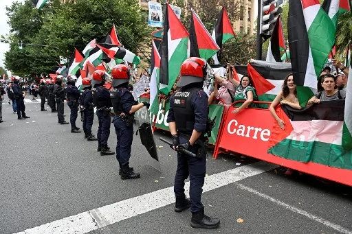 La Vuelta vuole cacciare il team Israel Premier Tech ma non sa come fare: “devono rendersene conto loro” La Vuelta vuole cacciare il team Israel Premier Tech ma non sa come fare: “devono rendersene conto loro”