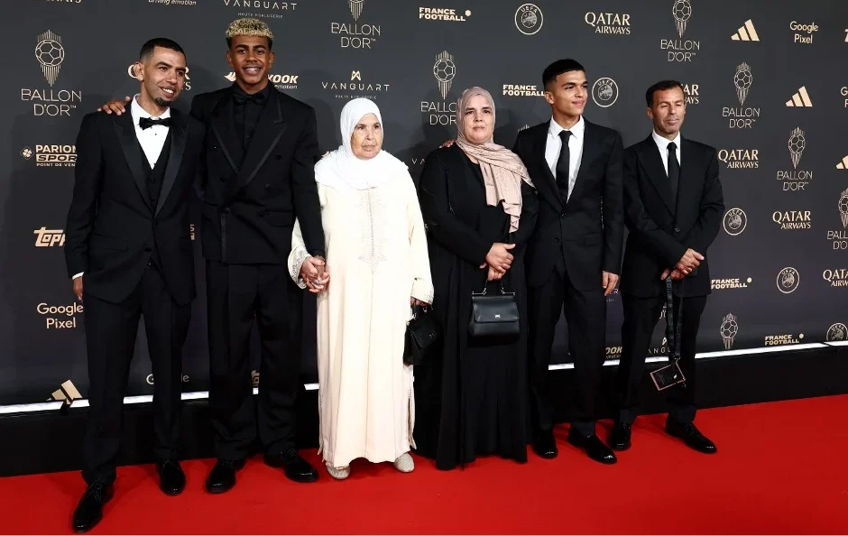 Il Barca aveva fatto credere a Yamal che aveva vinto il pallone d’oro. E lui si è presentato con famiglia vestita Dolce&Gabbana