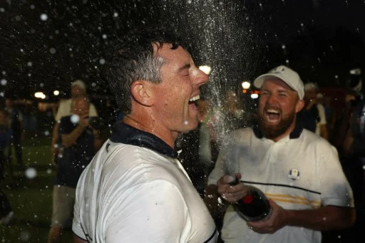 Insultati loro e le mogli, derisi e quasi venuti alle mani. Così gli europei sono stati trattati dai “tifosi” di golf Usa alla Ryder Insultati loro e le mogli, derisi e quasi venuti alle mani. Così gli europei sono stati trattati dai “tifosi” di golf Usa alla Ryder