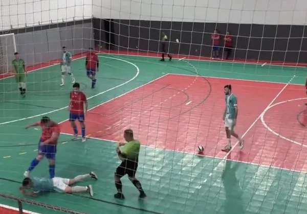 Giocatore preso a calci in testa in una partita di calcio a 5 in Brasile VIDEO