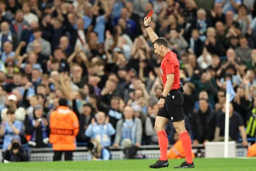 Il Napoli come le altre squadre italiane non gode di grande considerazione, si è visto dall’arbitraggio