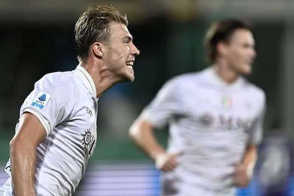 Hojlund è l’ultima stella dello United che brilla lontano dall’Old Trafford (Daily Mail)