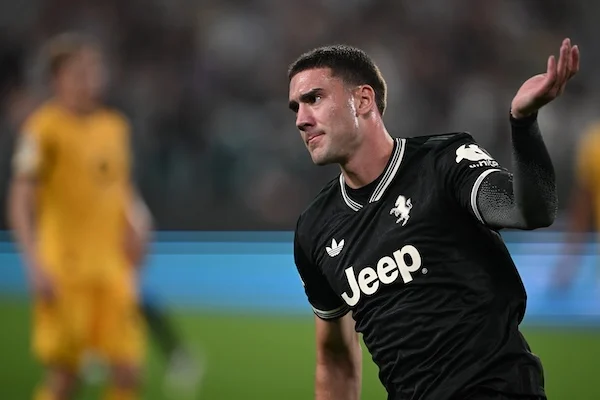 La Juventus non muore mai: pareggia 4-4 col Dortmund (nonostante giochi senza portiere). Una statua a Vlahovic