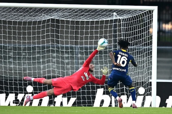 La Juventus pareggia a Verona: il Napoli lunedì può andare solo in testa (free gesti apotropaici) La Juventus pareggia a Verona: il Napoli lunedì può andare solo in testa (free gesti apotropaici)