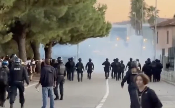 nizza roma caos fuori dallo stadio tifoserie a contatto interviene la polizia con i lacrimogeni video
