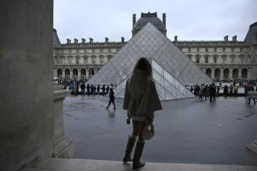 Dove scappare dopo la rapina al Louvre? Allo stadio: lì, sono stati arrestati quattro sospettati (So Foot)
