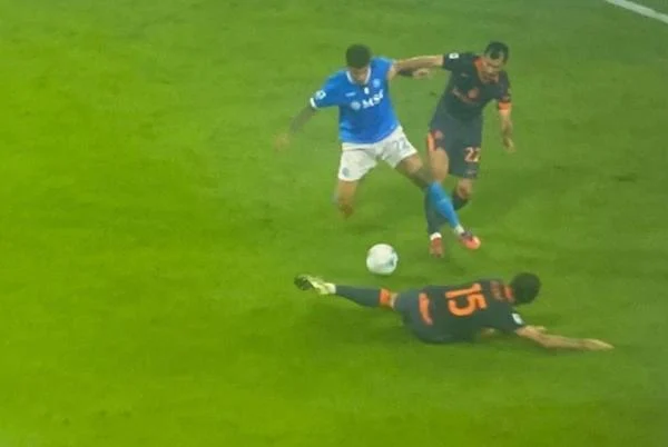 contatto mkhitaryan di lorenzo dubbio come quello che fece infuriare conte lo scorso anni fra anguissa e dumfries da Ilnapolista.it contatto mkhitaryan di lorenzo dubbio come quello che fece infuriare conte lo scorso anni fra anguissa e dumfries