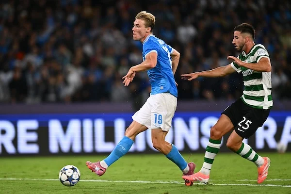 De Bruyne crea, Hojlund spara e fa centro due volte. Il Napoli zoppica ancora ma vince grazie a quei due (2 1)