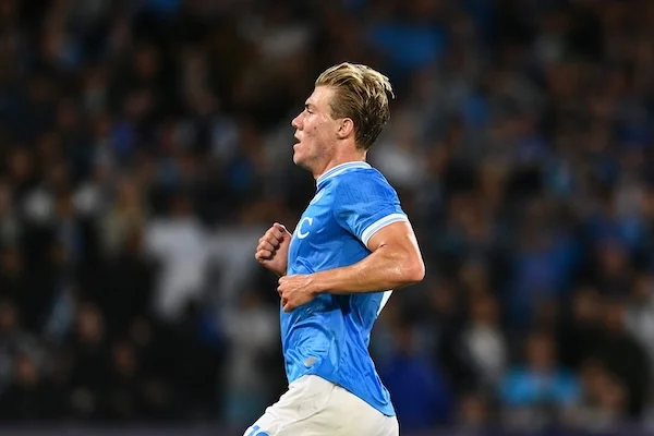 Hojlund: «Quando De Bruyne ha la palla io devo solo trovare lo spazio e so che me la metterà lì»