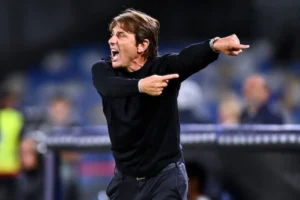 Antonio Conte da indicazioni durante Napoli-Genoa