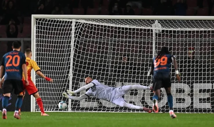 Lecce Napoli, rigore assegnato dopo tre minuti di esame autoptico. Quel che si dice un «chiaro ed evidente errore» Lecce Napoli, rigore assegnato dopo tre minuti di esame autoptico. Quel che si dice un «chiaro ed evidente errore»