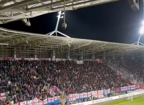 I cori degli ultras inglesi in trasferta in Polonia per celebrare l’abbattimento dei droni russi (VIDEO)