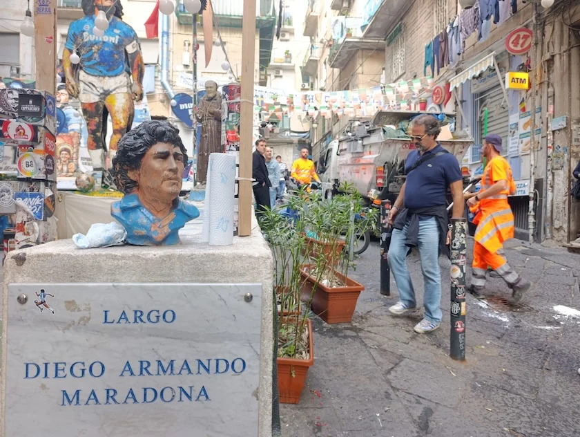 Largo Maradona, il Comune vuole chiudere il caso e convoca gli esercenti per regolarizzarli