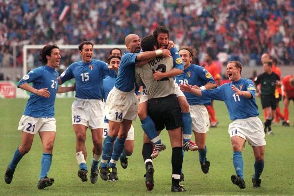 Kappa rivoluzionò le maglie da calcio, Totti e Del Piero a Euro 2000 non volevano indossarla (Degaine) Kappa rivoluzionò le maglie da calcio, Totti e Del Piero a Euro 2000 non volevano indossarla (Degaine)