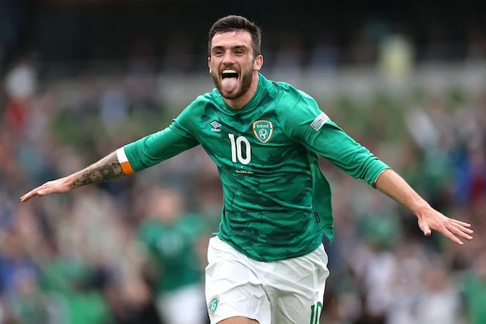 Tray Parrott l’eroe d’Irlanda: con la sua tripletta, porta gli irlandesi ai playoff e fa piangere l’Ungheria Tray Parrott l’eroe d’Irlanda: con la sua tripletta, porta gli irlandesi ai playoff e fa piangere l’Ungheria