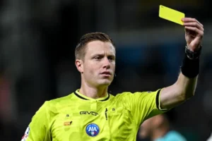 arbitri che dicono no al Var