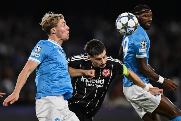 La partita contro il Napoli è stata una smentita della debolezza difensiva di Francoforte (Sueddeutsche) La partita contro il Napoli è stata una smentita della debolezza difensiva di Francoforte (Sueddeutsche)