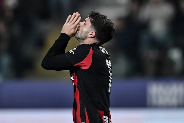 Dopo la Juve, si ferma anche il Milan di Allegri che pensava di aver vinto e invece si fa rimontare dal Parma (2 2) Dopo la Juve, si ferma anche il Milan di Allegri che pensava di aver vinto e invece si fa rimontare dal Parma (2 2)