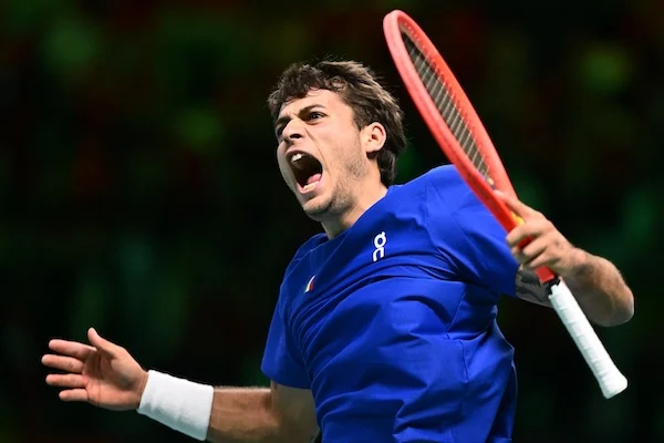 L’epica della Coppa Davis, Cobolli porta l’Italia in finale: tie break finale 17 15 (annulla sette match point)