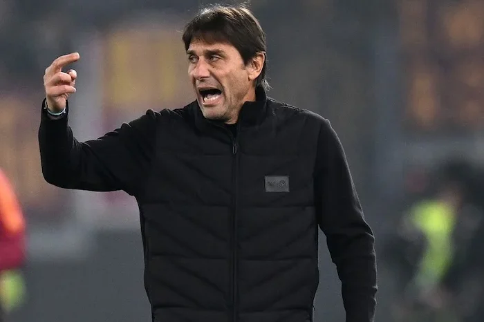 Conte non s’è ancora dimesso dal Napoli, né dallo scudetto. Lo ricordo a chi lo voleva fuori (Zazzaroni) Conte non s’è ancora dimesso dal Napoli, né dallo scudetto. Lo ricordo a chi lo voleva fuori (Zazzaroni)