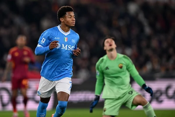 Anatomia del gol di Neres: l’impercettibile contro movimento dopo il passaggio a Hojlund, è da urlo