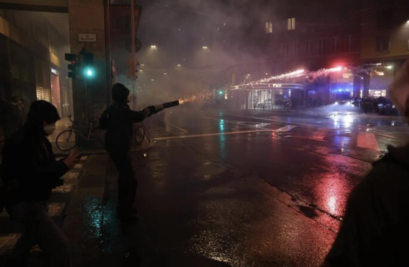 A Bologna è guerriglia urbana: protesta degenera prima della partita di basket Virtus Maccabi Tel Aviv