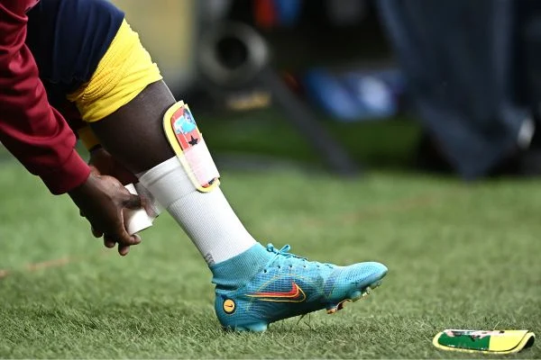 «I mini parastinchi non proteggono»: la protesta delle leghe minori inglesi sulla moda lanciata dalle stelle della Premier «I mini parastinchi non proteggono»: la protesta delle leghe minori inglesi sulla moda lanciata dalle stelle della Premier