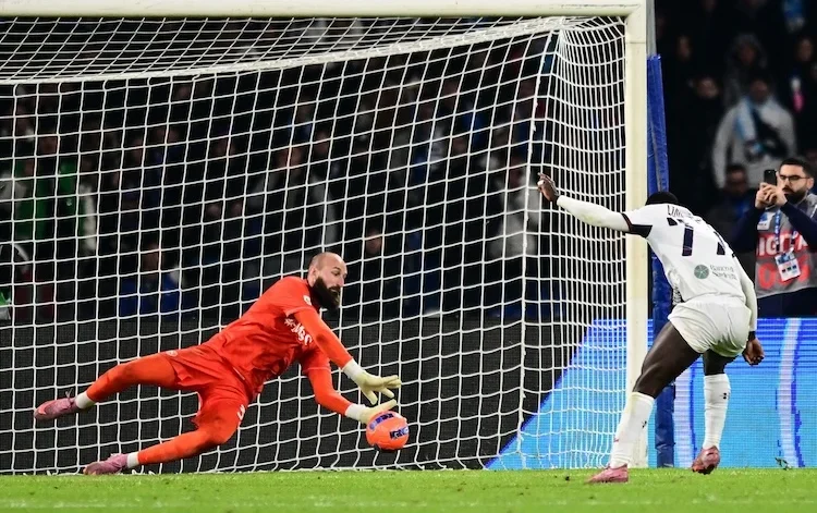 Stavolta il Napoli ci teneva (con moderazione) alla Coppa Italia e vince ai rigori. Milinkovic ne para solo uno ma è quello buono Stavolta il Napoli ci teneva (con moderazione) alla Coppa Italia e vince ai rigori. Milinkovic ne para solo uno ma è quello buono