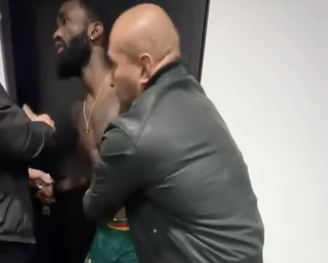 Il video di Ngamaleu, Nazionale camerunense, sorpreso dalla fidanzata con l’amante