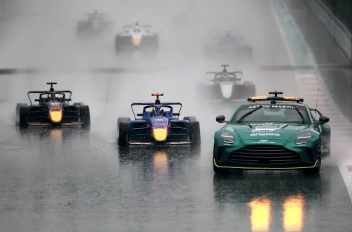 L’uomo che guida la safety car da 25 anni: «Una volta feci un incidente ma non fu colpa mia» L’uomo che guida la safety car da 25 anni: «Una volta feci un incidente ma non fu colpa mia»