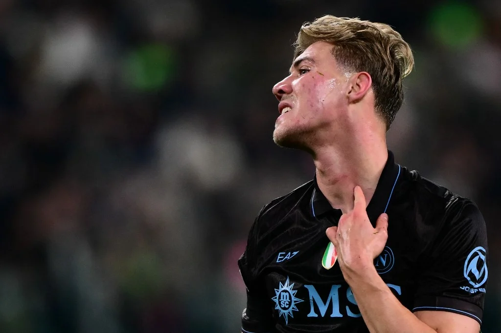 Marelli non ha dubbi: «Andava concesso il rigore al Napoli per l’abbraccio di Bremer su Hojlund»