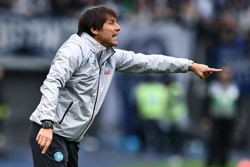 conte ha telecomandato i suoi sotto la pioggia senza fermarsi un secondo da Ilnapolista.it conte ha telecomandato i suoi sotto la pioggia senza fermarsi un secondo