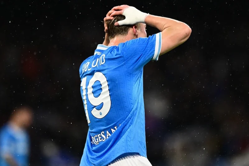 Napoli battaglia col Var, prima il rigore contro e poi due reti annullate a Hojlund e McTominay