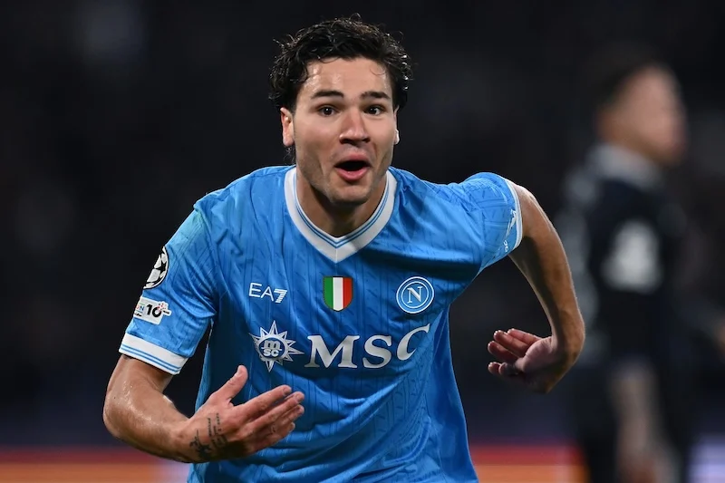 Vergara con quella faccia da cortile e da asfalto, da ginocchia sbucciate e pallone spelacchiato Vergara con quella faccia da cortile e da asfalto, da ginocchia sbucciate e pallone spelacchiato