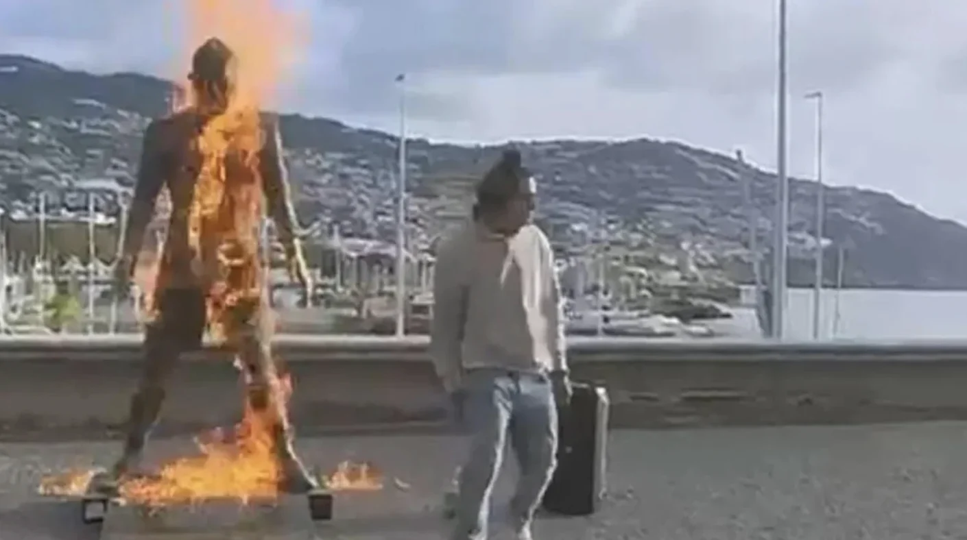 cristiano ronaldo statua fiamme