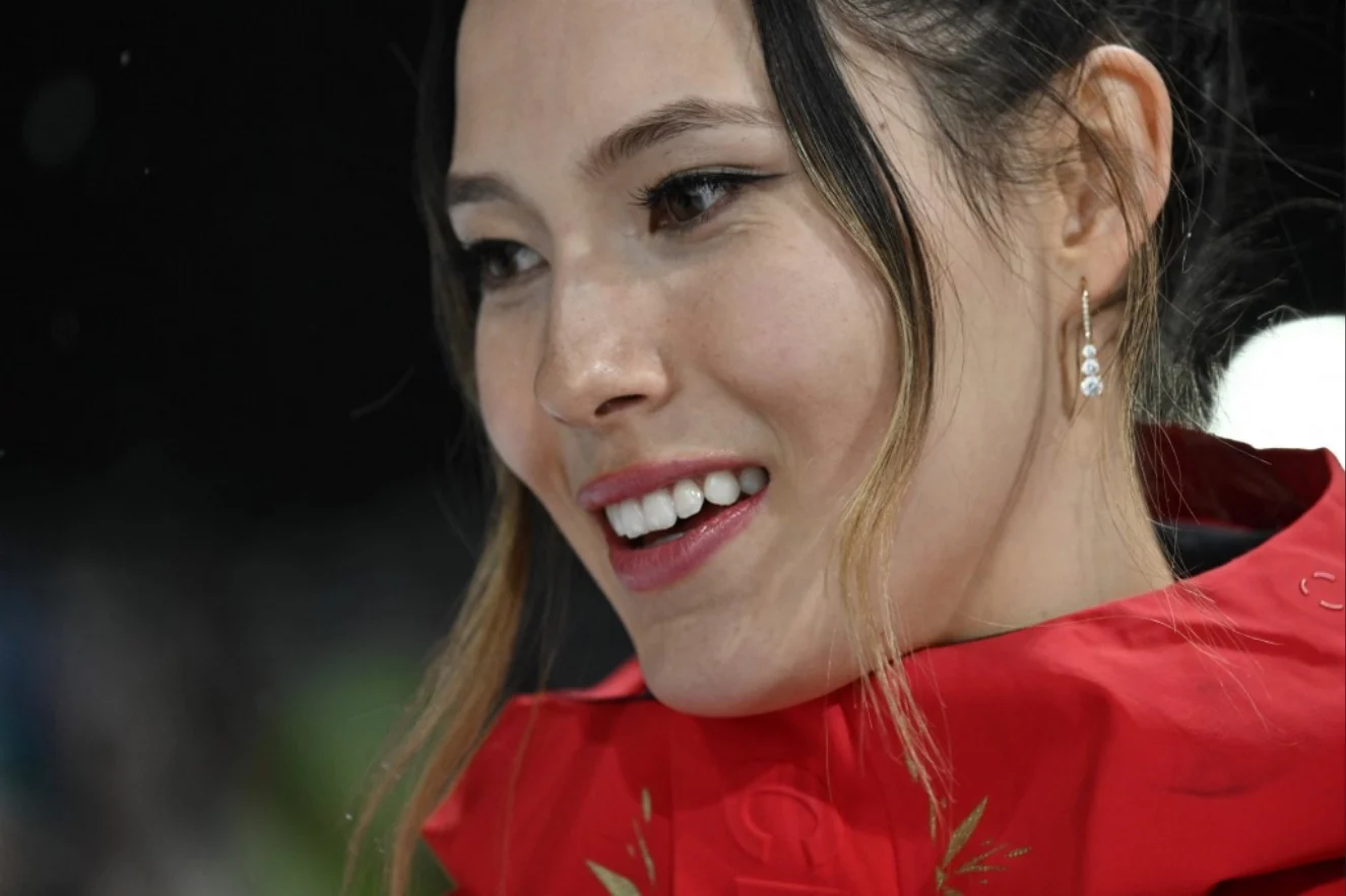 Eileen Gu vince la medaglia d’oro, aveva riso in faccia al giornalista insegnando a lui (e a noi) che cos’è lo sport Eileen Gu vince la medaglia d’oro, aveva riso in faccia al giornalista insegnando a lui (e a noi) che cos’è lo sport