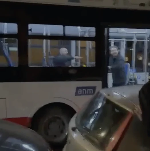 Terrore in un autobus al Vomero: un uomo accoltella una donna