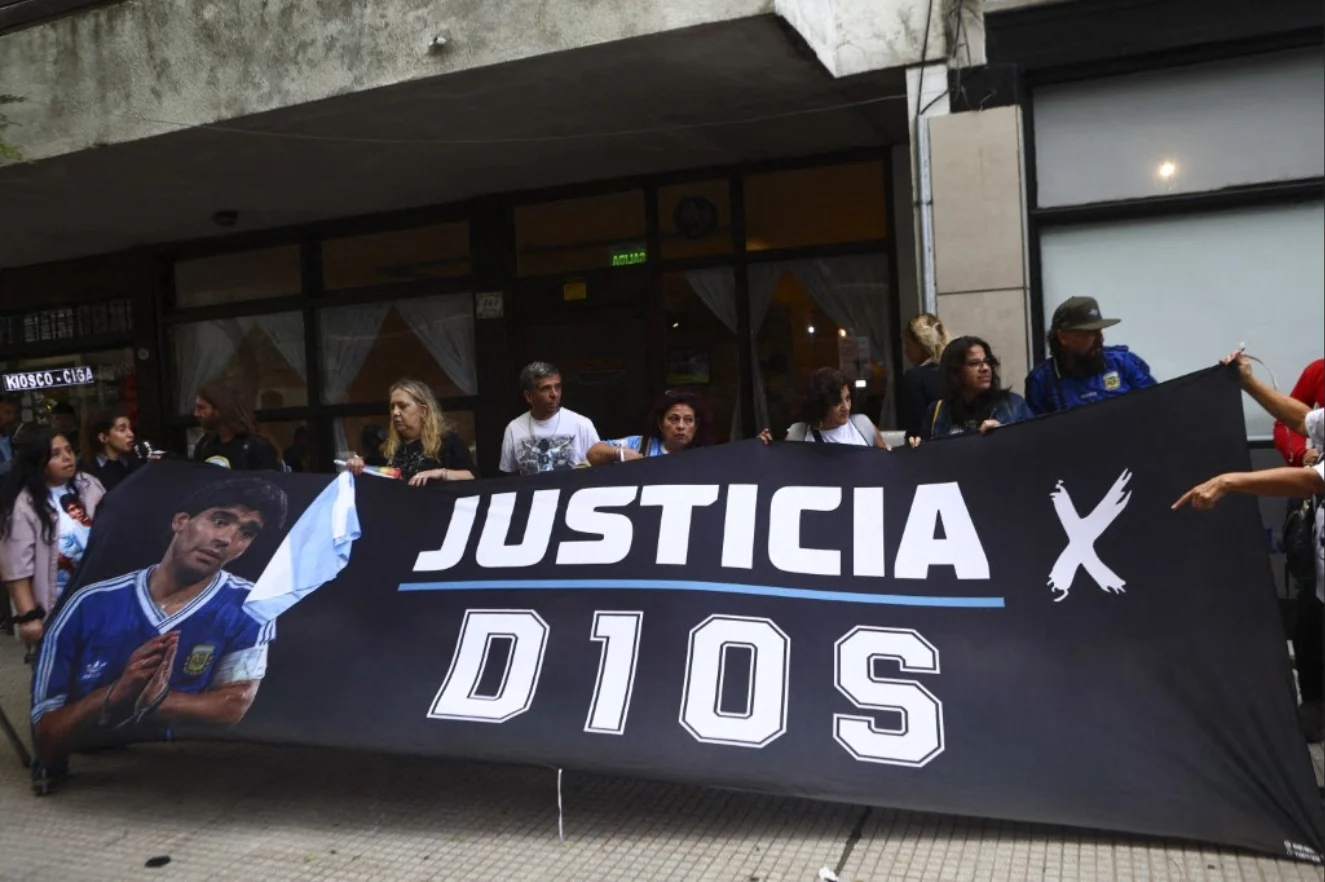 Le atroci sofferenze di Maradona: “È morto dopo almeno 12 ore di agonia”
