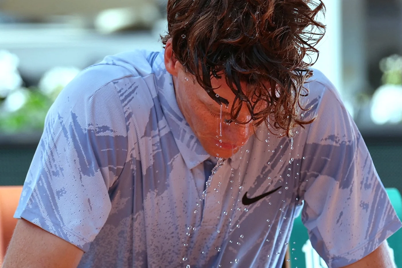 Sinner crolla col caldo e va fuori al Roland Garros