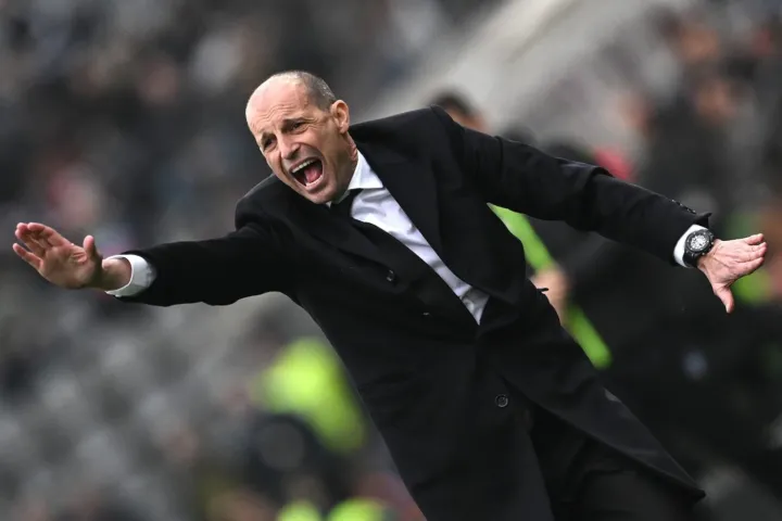 Allegri in una delle sua classiche pose in panchina