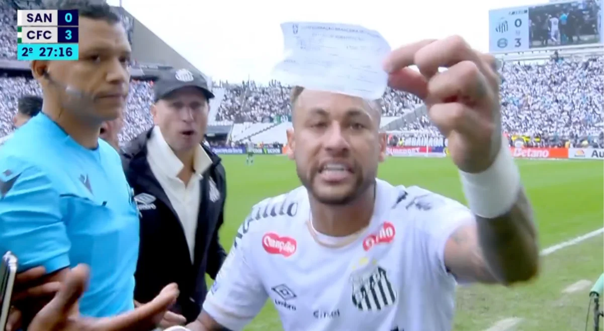 Errore clamoroso del quarto uomo: Neymar sostituito per sbaglio, in diretta mostra il foglio del cambio