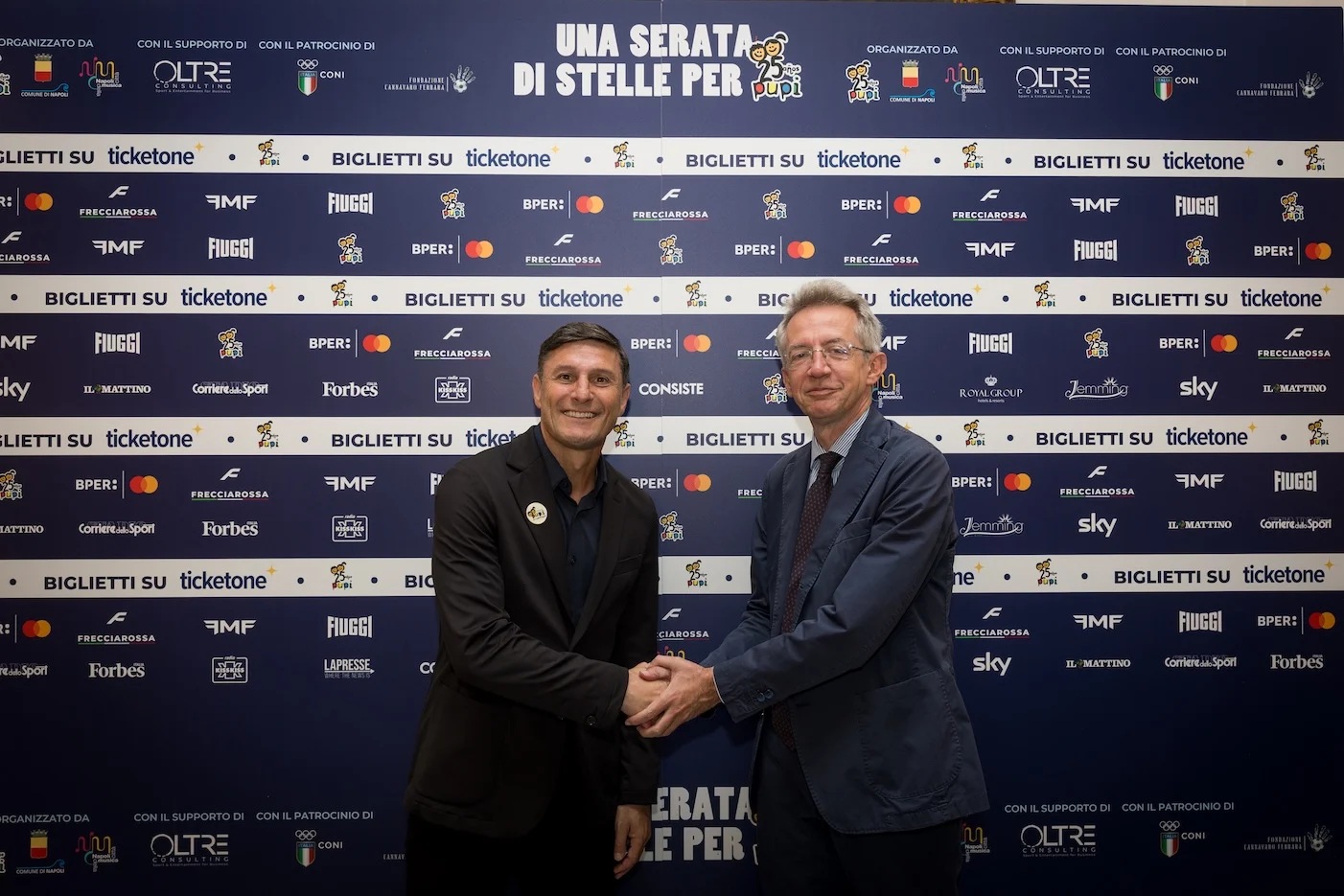 il filo di solidariet224 che unisce napoli e l8217argentina da zanetti a lavezzi da Ilnapolista.it il filo di solidariet224 che unisce napoli e l8217argentina da zanetti a lavezzi